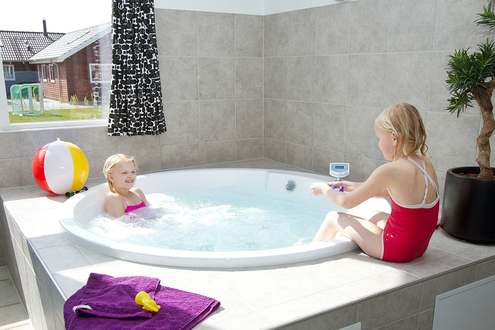 Nach einem ereignisreichen Tag darf sich im eleganten Whirlpool des Hauses entspannt werden