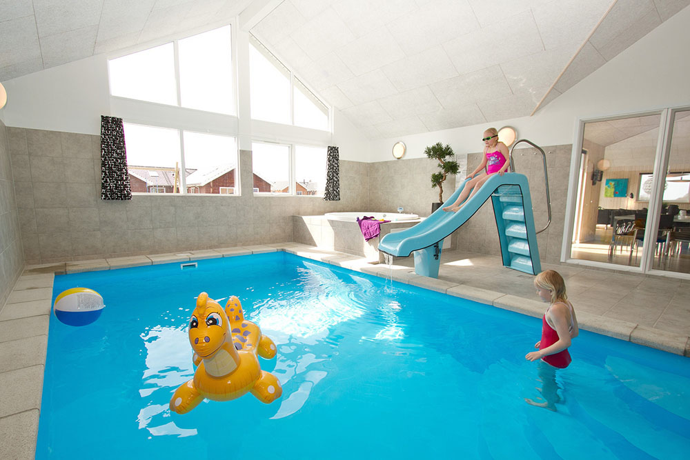 Im Hauseigenen Badeland können Sie im Swimmingpool, der über eine Gegenstromanlage, eine Wasserrutsche und eine römische Treppe verfügt, stundenlang ausspannen