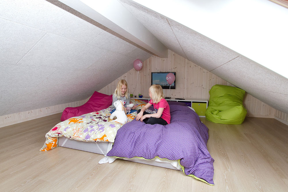Für die Kinder wurde im Dachboden eine gemütliche Ecke mit Flachbild-TV und Sitzsäcken eingerichtet