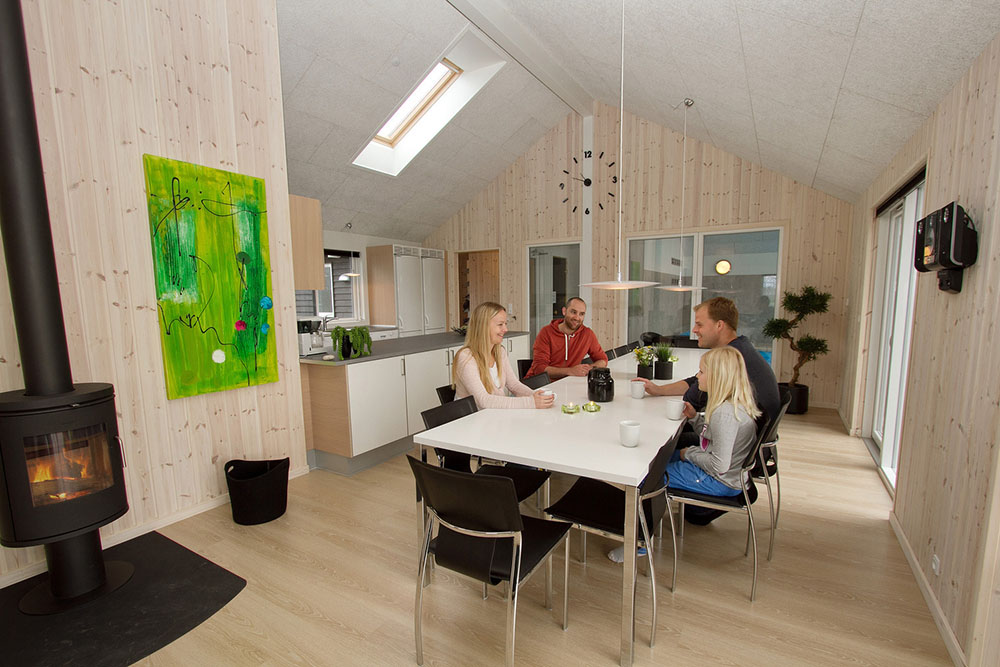 Das Wohnzimmer mit Sofagruppe und Esstisch ist der natürliche Sammelpunkt des Hauses