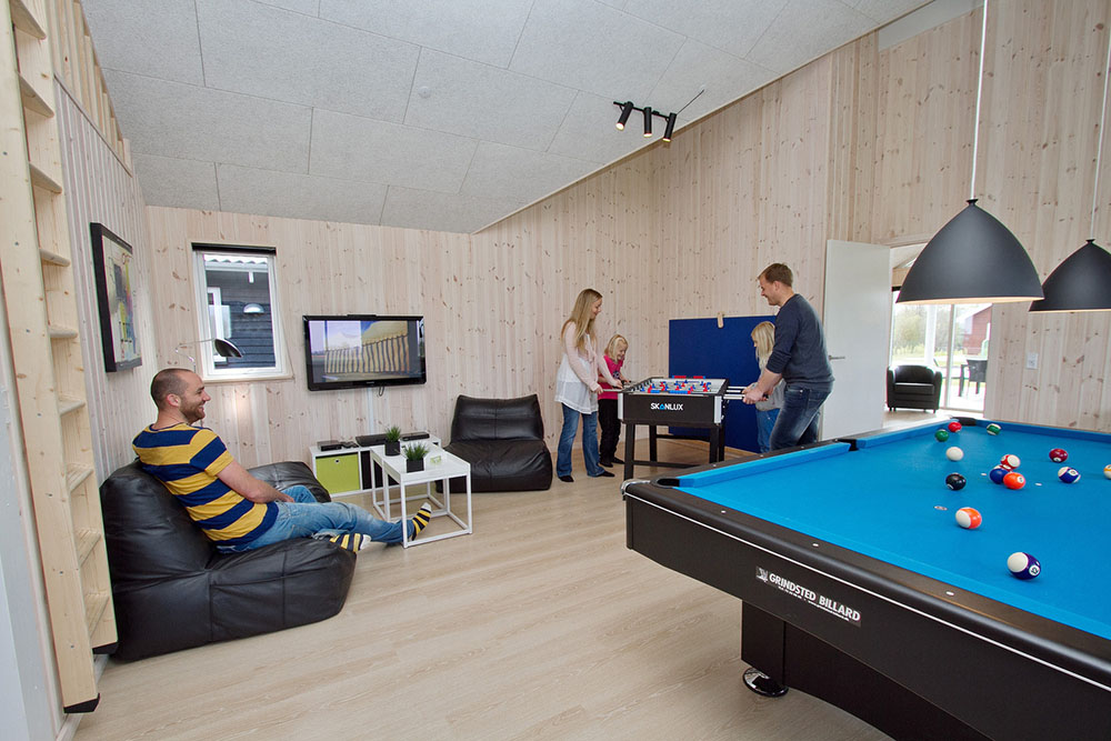Stundenlange Unterhaltung ist im Aktivitätenzimmer garantiert. Hier kann in Billard/Tischtennis, Kicker und Dart um den Hauspokal gekämpft werden