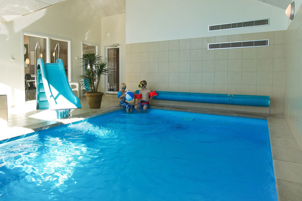 Große wie kleine Wasserfreunde können sich stundenlang im 22 m2 großen Pool mit römischer Treppe, Gegenstromanlage und Wasserrutsche