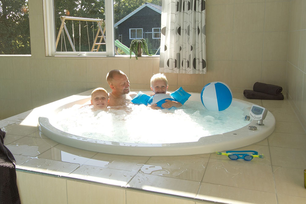 Wer nach der puren Entspannung sucht, kann in den Whirlpool springen und danach in der Sauna faulenzen