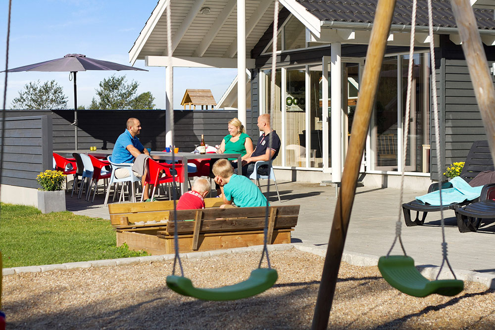 Die teilüberdachte Terrasse ist perfekt für einen Sommertag oder einen Grillabend. Die kleinsten Gäste freuen sich über Sandkiste und Schaukel
