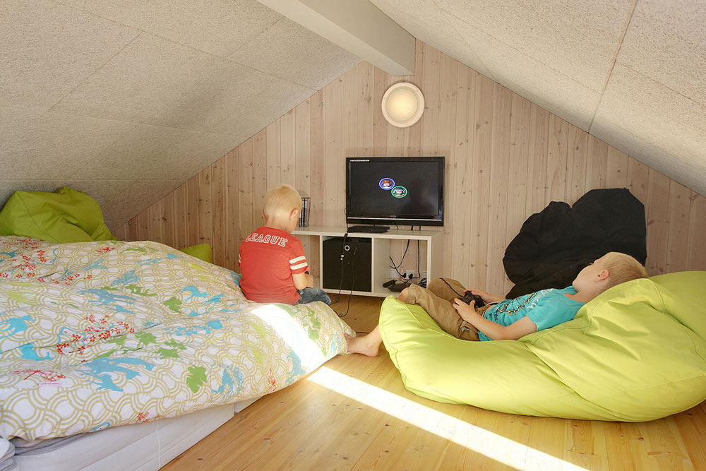 Für Kinder und Jugendliche wurde eine gemütliche Ecke im Dachgiebel eingerichtet. Hier gibt es lustige Sacksitze und einen Flachbildfernseher mit DVD-Playe