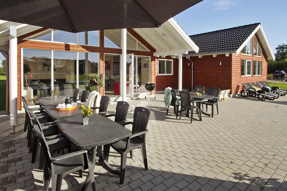 Auf der großen Terrasse und dem Naturgrundstück lassen sich die Sommersonne herrlich genießen und gemütliche Grillabende veranstalten