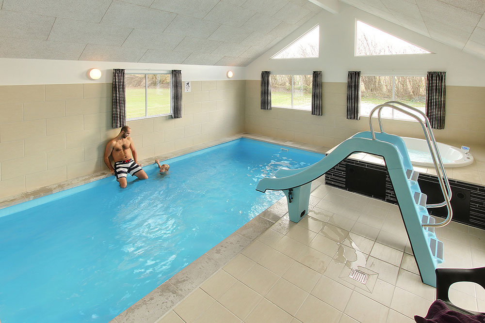 Im einladenden Poolraum genießen Sie den Badegang im 18 m2 großen Pool mit Wasserrutsche. Zudem sorgt ein Schwimmtrainer für ein bisschen extra Kondition und Spaß