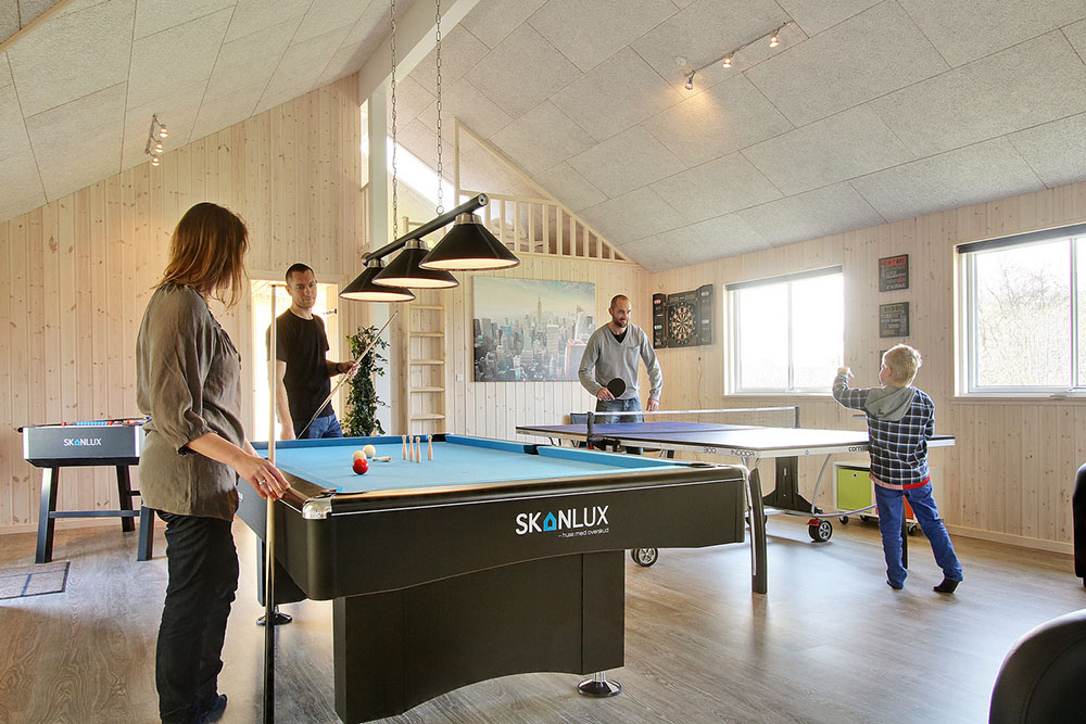 Noch Energie nach dem Badegang? Im Aktivitätenraum können sich die Gäste bei Billard, Tischtennis und Kicker verausgaben 