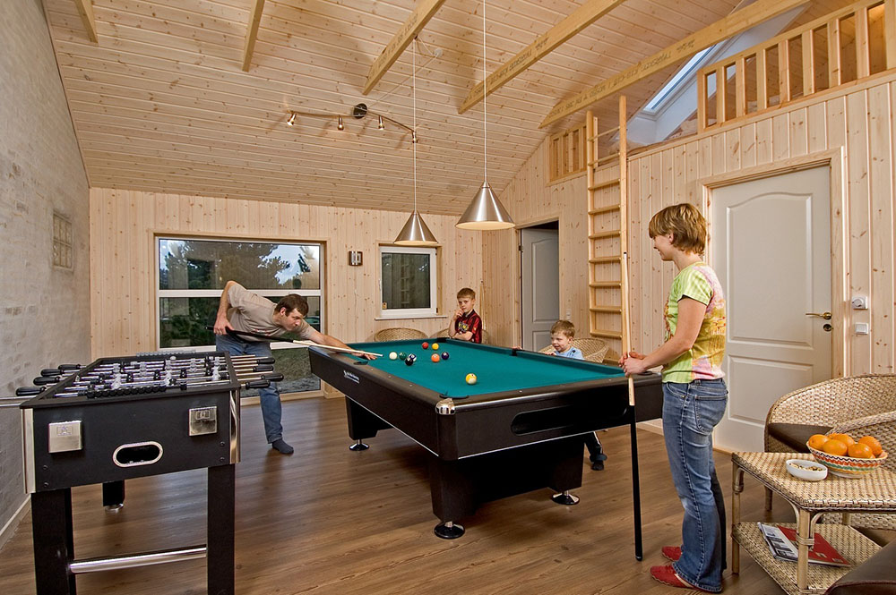 Familie und Freunde treten gegeneinander in spannenden Matches bei Billard, Tischtennis und Kicker an