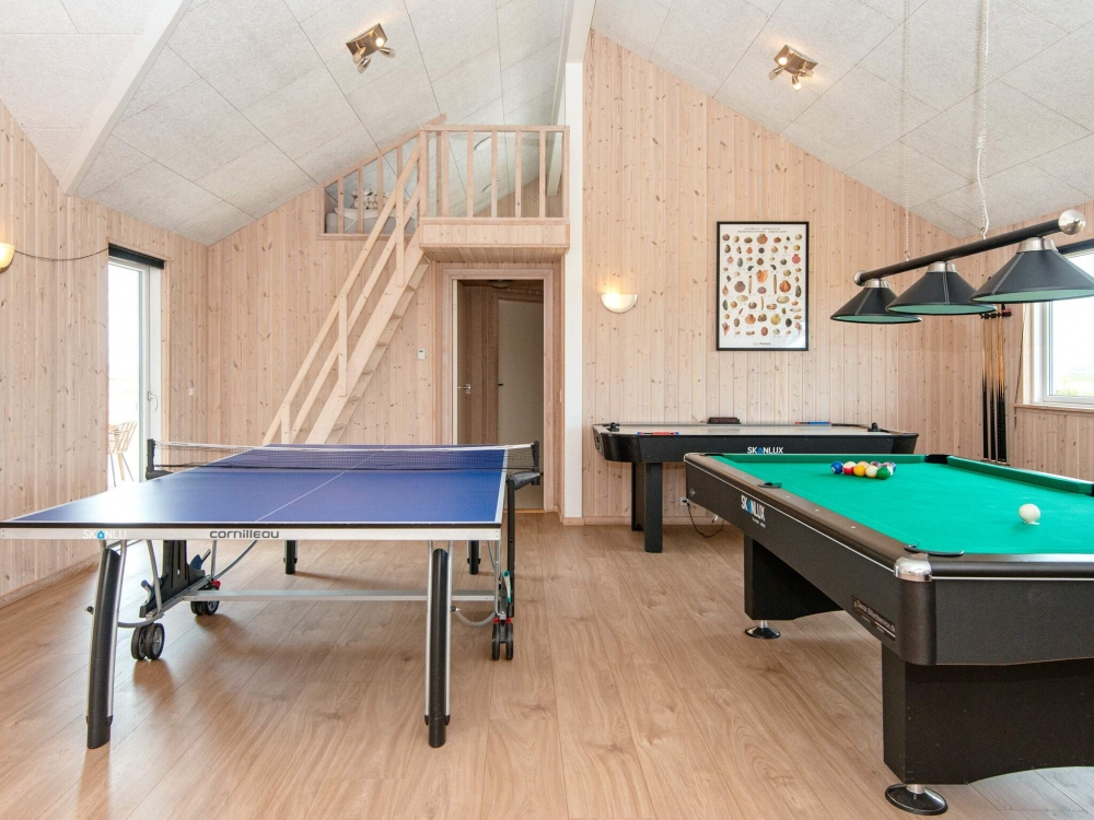 Das Haus verfügt über einen einladenden Aktivitätenraum, in dem Familie und Freunde zusammen Kicker, Billard, Tischtennis und Dart spielen können