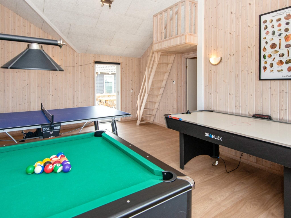 Die Gäste fordern sich gegenseitig zu einem freundschaftlichen Duell in Billard, Tischtennis oder Kicker heraus. Auf der angeschlossenen Playstation 2 kann gezockt oder ein guter Film geschaut werden