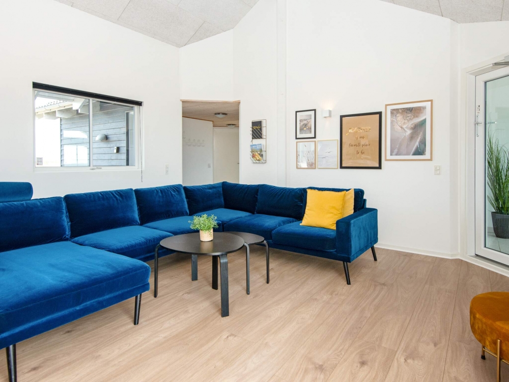 Det centrale opholdsrum med det velindrettede køkken indbyder til en ferie med masser af hygge og afslapning med familie og venner