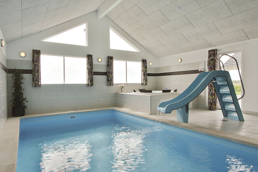 Der tolle Poolbereich beinhaltet einen 20 m2 Swimmingpool mit Gegenstromanlage, Wasserrutsche, Whirlpool und Sauna