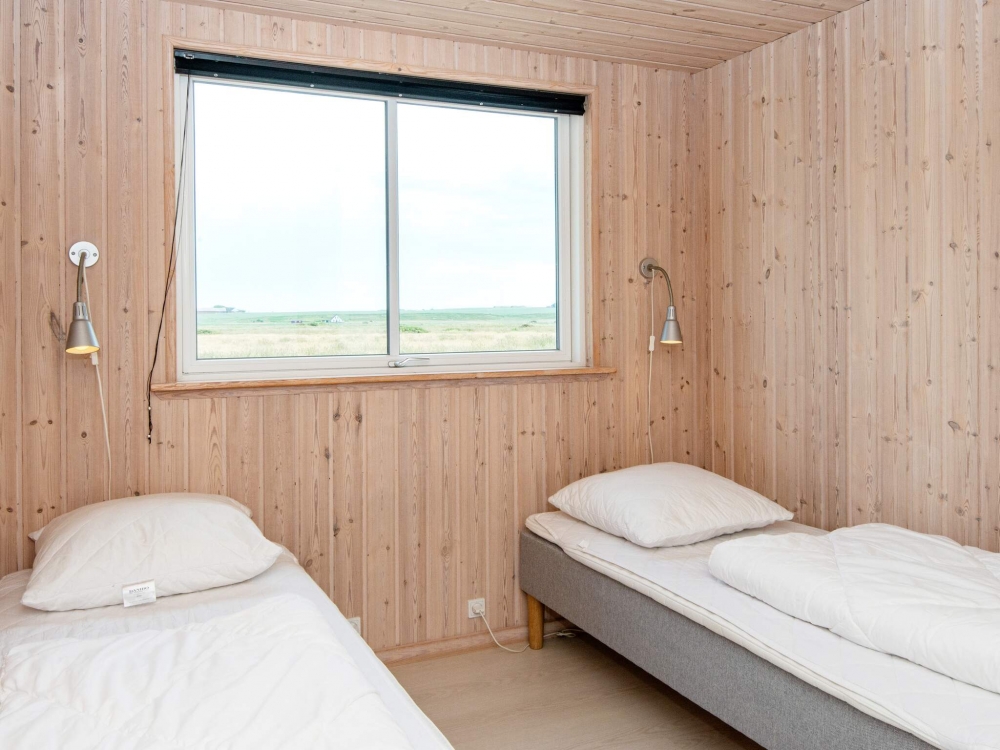Die Schlafzimmer sind gemütlich mit Nachtkästen, Boxmatratzen und Einbauschränken eingerichtet