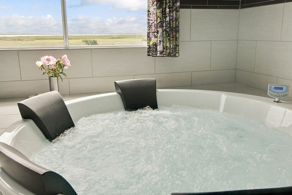 Das ganze Jahr über lädt dieses Haus dazu ein, es sich gut gehen zu lassen. Genießen Sie eine Runde im Whirlpool und entspannen Sie sich danach in der Sauna