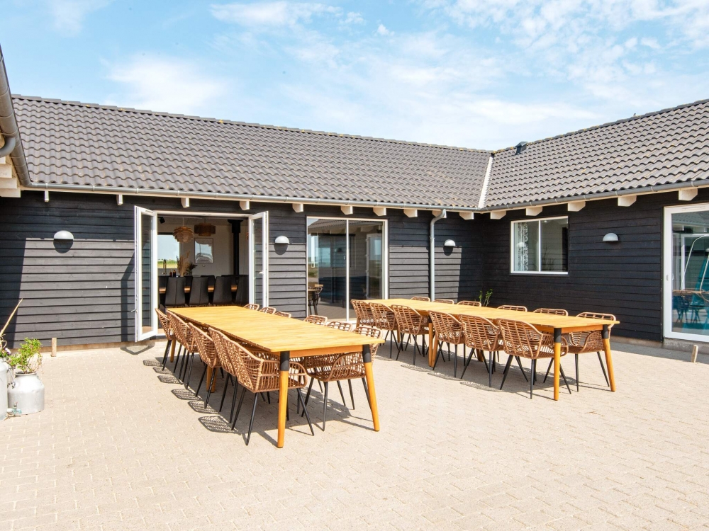 Die Terrasse ist zum teil überdacht und bildet den perfekten Rahmen für einen sonnigen Sommertag oder einen gemütlichen Grillabend mit Familie und Freunden