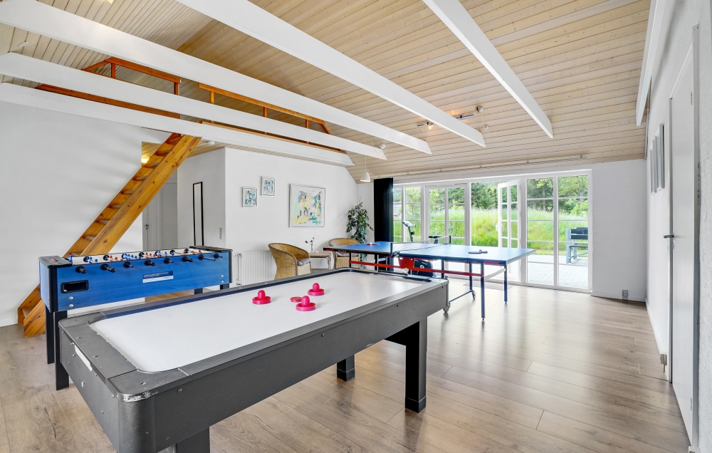 Neben den vielen schönen Stunden, die man im Poolbereich des Hauses verbringen kann, bietet das Luxusferienhaus 135 auch Spielevergnügen bei Billard/Tischtennis und Darts