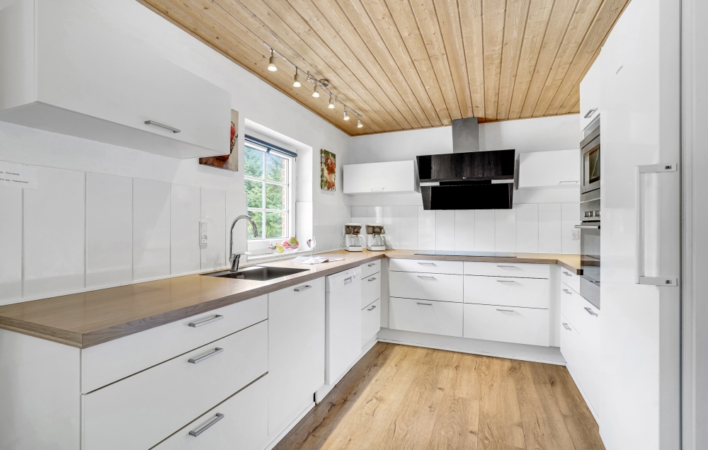 Die Küche in dem Luxusferienhaus Nr. 135 ist so gut ausgestattet, dass man problemlos Mahlzeiten für 24 Personen zubereiten kann.