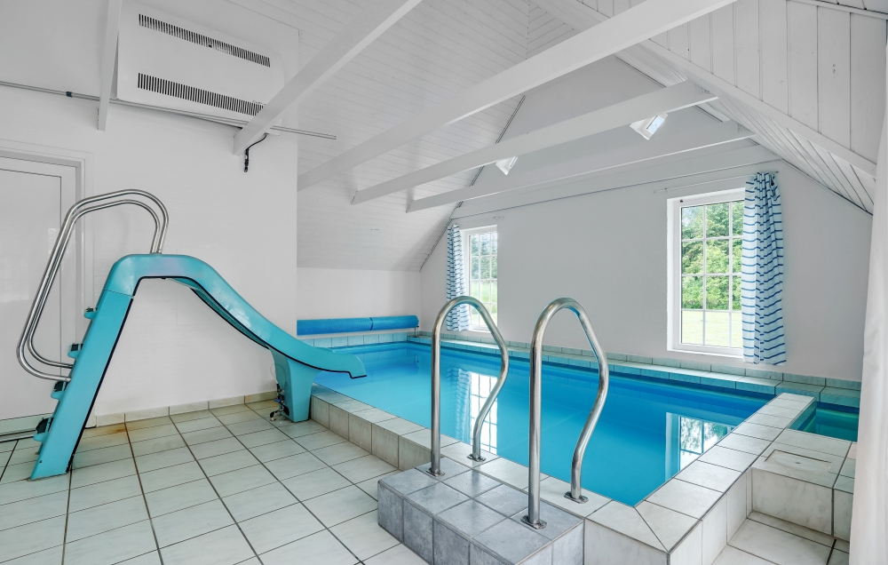 Das Ferienhaus 135 hat einen schicken Poolbereich mit Wasserrutsche, einem geräumigen, eingelassenen Whirlpool und einer Sauna.