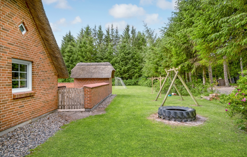 Zu dem attraktiven Ferienhaus Nr. 135 in Westjütland gehört auch ein tolles Angebot im Außenbereich, z. B. Spieleturm und Schaukeln