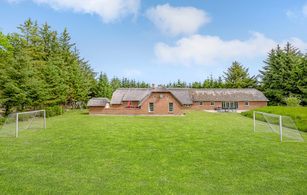 Dieses schöne Poolhaus Nr. 135 mit Platz für 24 Personen liegt in Westjütland