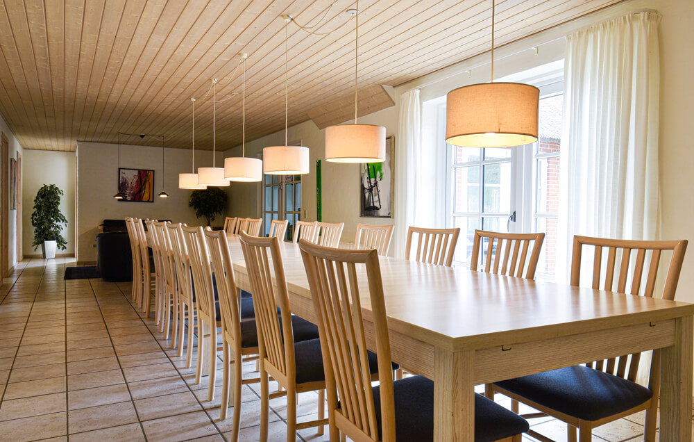 An der langen Tafel im Speisezimmer ist Platz für bis zu 24 Personen