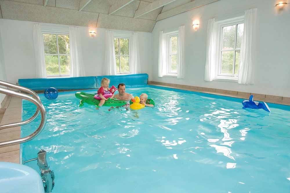 Der Poolbereich ist gut ausgestattet und bietet u.a. einen 25 m2 großen Swimmingpool mit Gegenstromanlage, Wasserrutsche und Kinderbecken