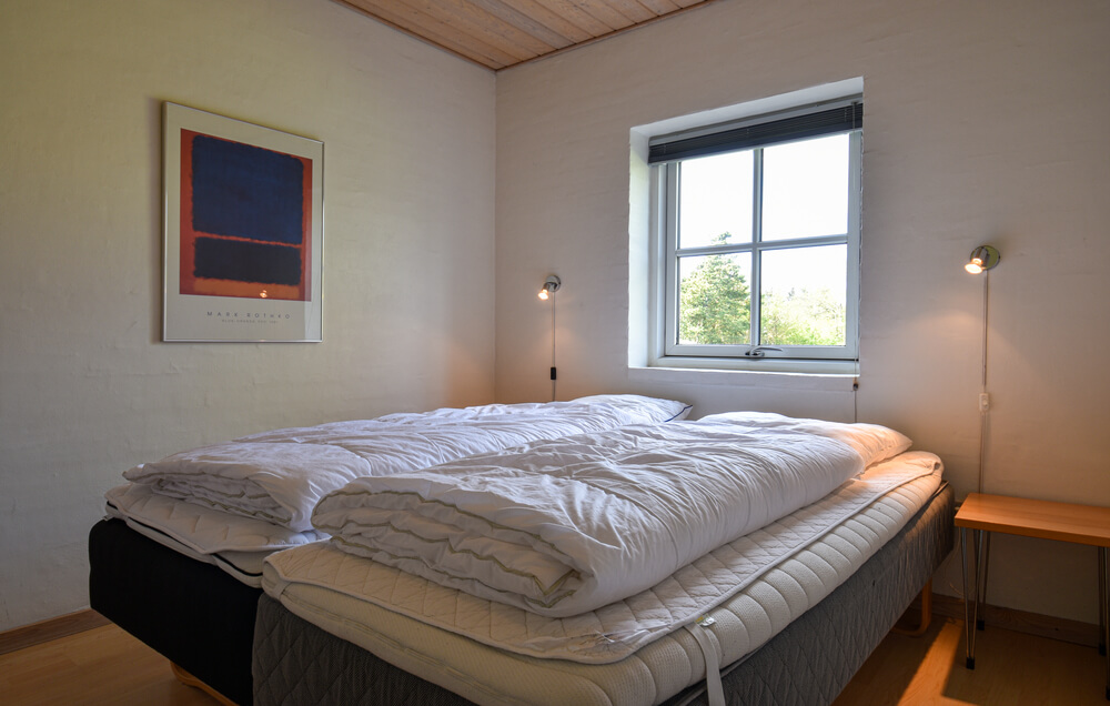 Die Schlafzimmer sind schön mit Einzel- oder Doppelbetten sowie Schränken eingerichtet