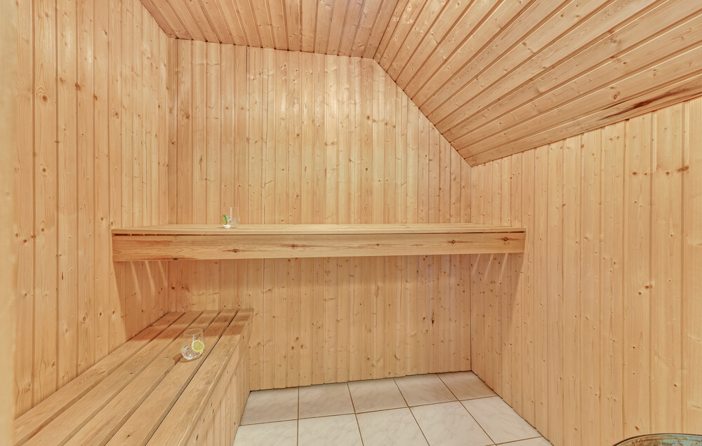 Genießen Sie die heiße Sauna im Luxusferienhaus Nr. 145 für 22 Personen