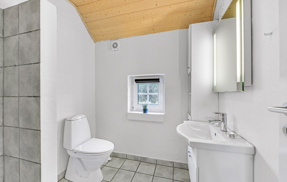 Eines der Badezimmer im Luxusferienhaus Nr. 145