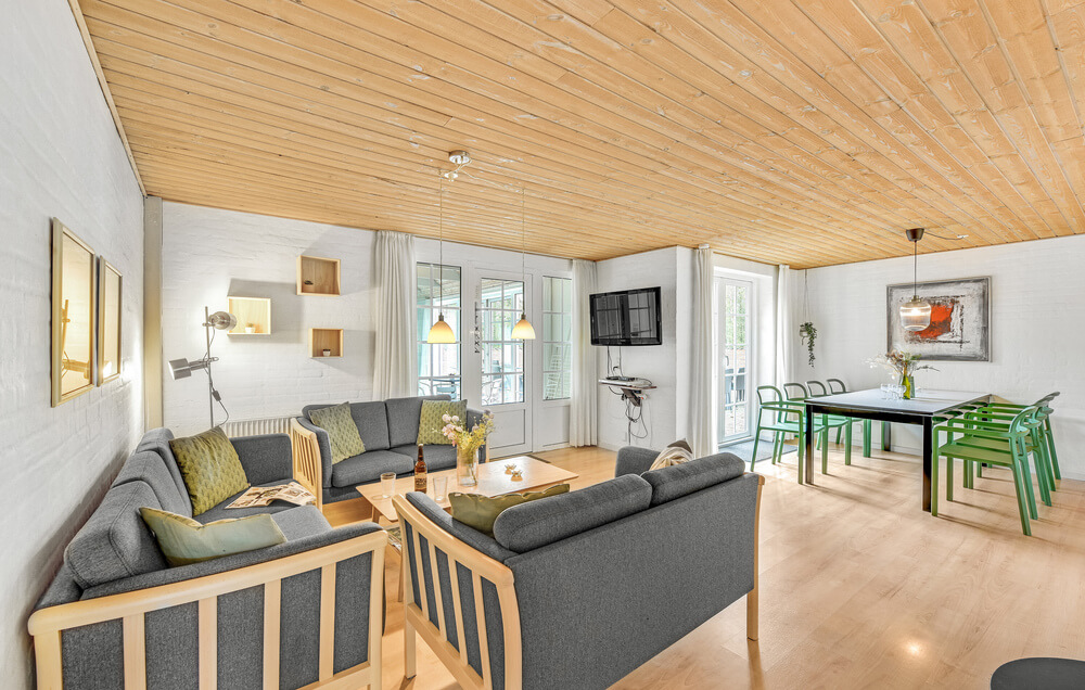 Die Couch im Luxusferienhaus Nr. 145 in Westjütland lädt zu Gesellschaftsspielen oder zu Kinoabenden ein.
