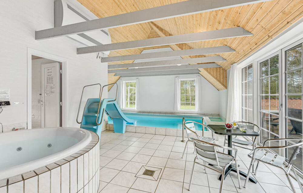 Der schicke Pool im Luxusferienhaus Nr. 145 für 22 Personen