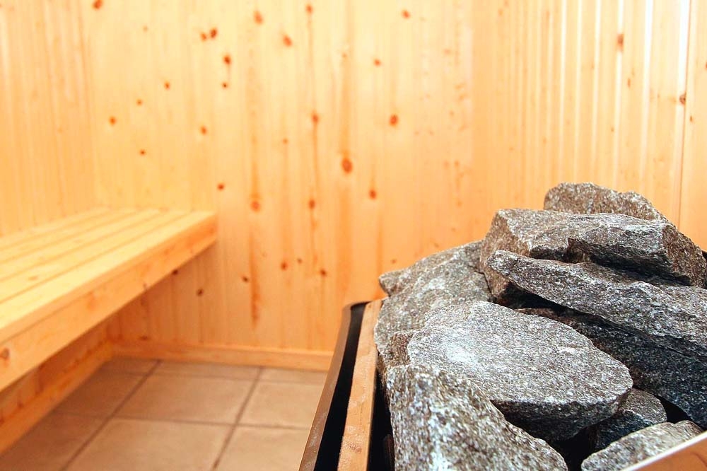 Genießen Sie die heiße Sauna im Luxusferienhaus Nr. 168 für 24 Personen