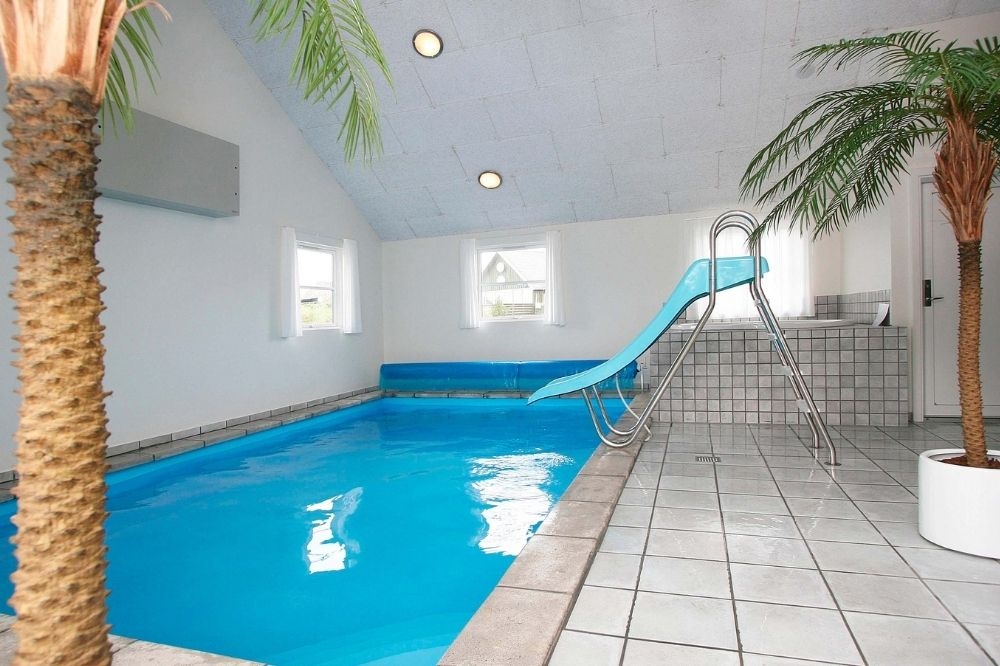 Das Ferienhaus 168 hat einen schicken Poolbereich mit Wasserrutsche, einem geräumigen, eingelassenen Whirlpool und einer Sauna.