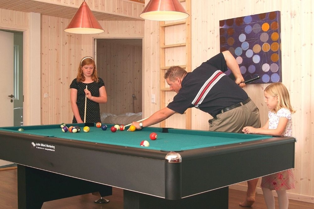 Das Luxusferienhaus 168 für 24 Personen hat einen großen Aktivitätsraum mit u. a. Billard und Darts