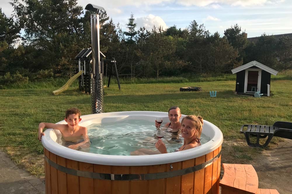 Zu dem attraktiven Ferienhaus Nr. 168 in Westjütland gehört auch ein tolles Angebot im Außenbereich, z. B. Spieleturm und Schaukeln