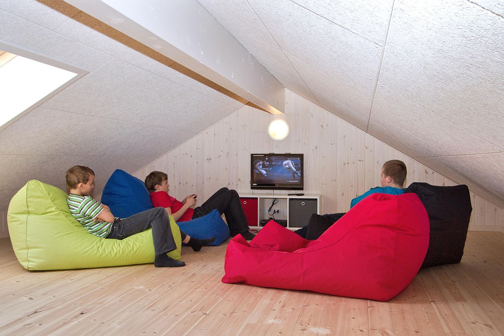 Kinder und Jugendliche können sich in den Dachgiebel zurückziehen, der mit coolen Sitzsäcken und einem Flachbild-Fernseher mit DVD ausgestattet ist