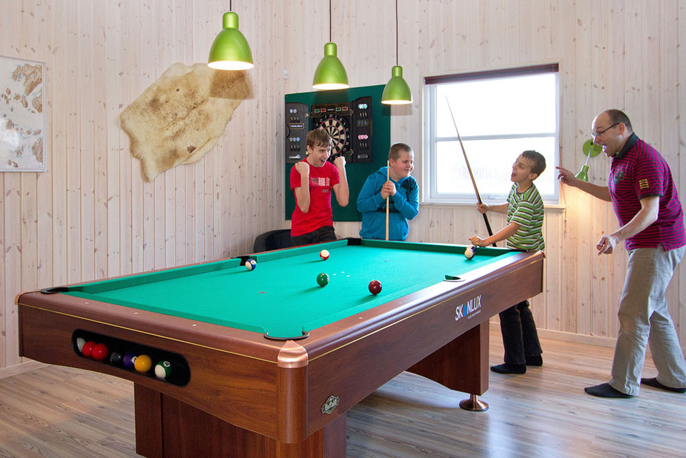 Im Billardrau werden Billard/Pool und Dart gespielt, während die Zuschauer Drinks in der Bar mixen