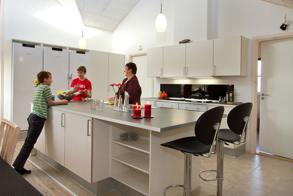 Die Küche ist gut eingerichtet, so dass alles vorhanden ist, was man zum Kochen im Urlaub benötigt. An der Waschinsel ist genügend Platz für Helfer und Topfgucker