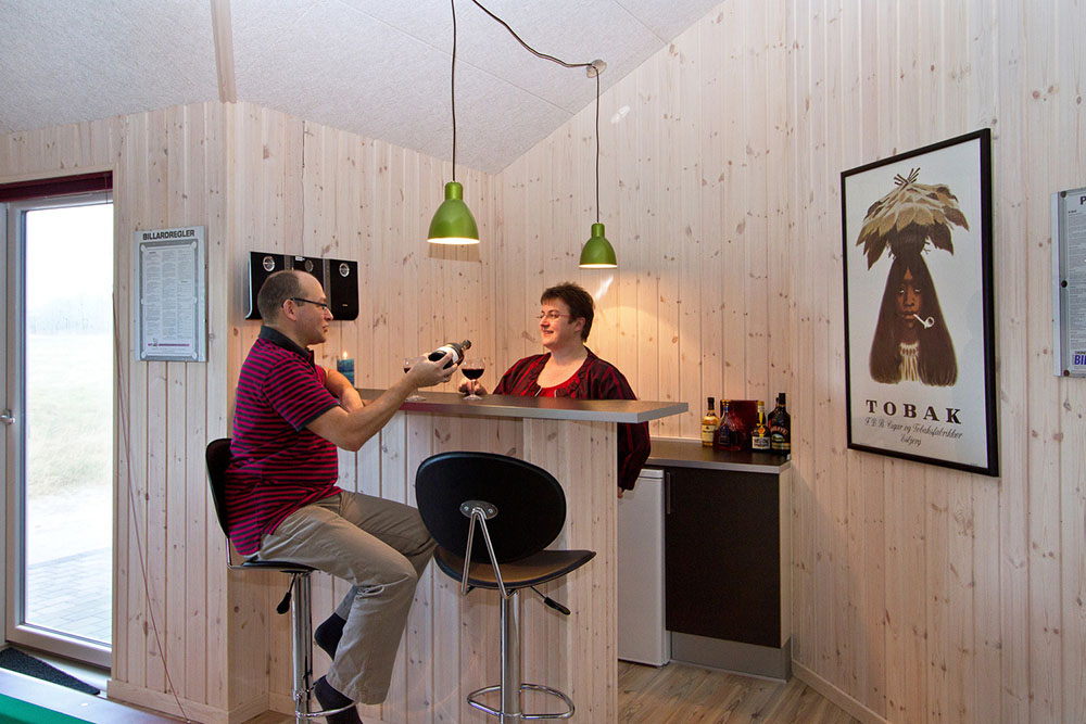 Der hauseigene Aktivitätenraum ist mit einer gemütlichen Bar inklusive Kühlschrank ausgestattet, so dass die warmgelaufenen Sportsleute nicht auf eine kühle Erfrischung verzichten müssen