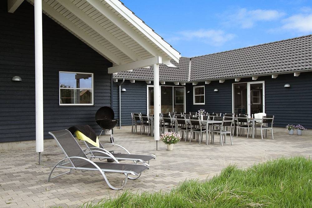 Auf der Terrasse können Sie den dänischen Sommer genießen – z.B. bei einem ausgiebigen Sonnenbad oder einem Grillabend mit Freunden und Familie
