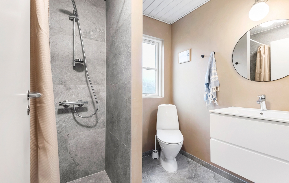 Eines der Badezimmer im Luxusferienhaus Nr. 167