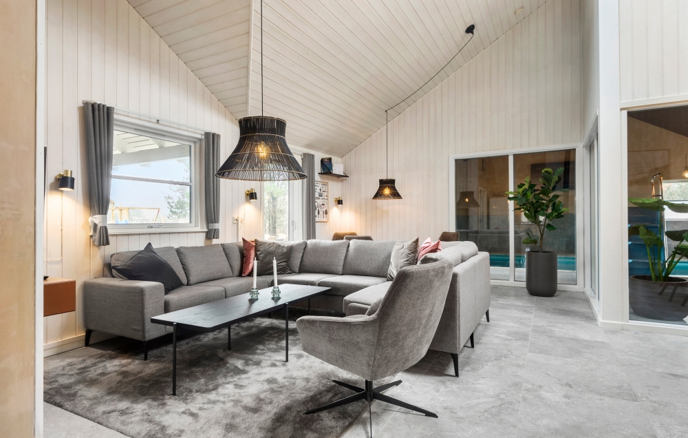 Die Couch im Luxusferienhaus Nr. 167 in Westjütland lädt zu Gesellschaftsspielen oder zu Kinoabenden ein.