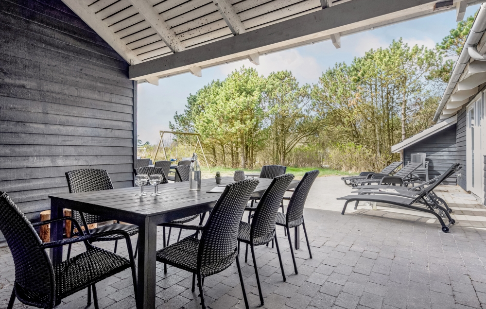 Genießen Sie einen Grillabend auf der Terrasse des Luxusferienhauses Nr. 167 in Westjütland