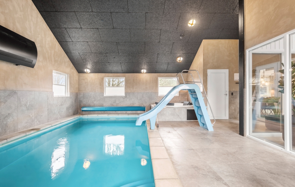 Das Ferienhaus 167 hat einen schicken Poolbereich mit Wasserrutsche, einem geräumigen, eingelassenen Whirlpool und einer Sauna.