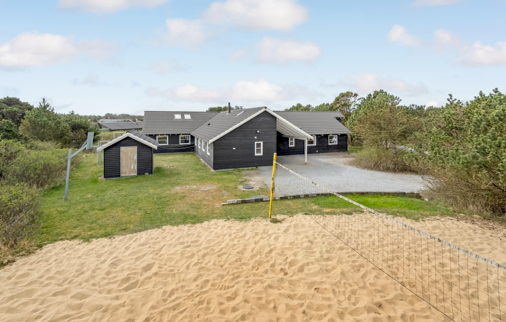 Zu dem attraktiven Ferienhaus Nr. 167 in Westjütland gehört auch ein tolles Angebot im Außenbereich, z. B. Spieleturm und Schaukeln