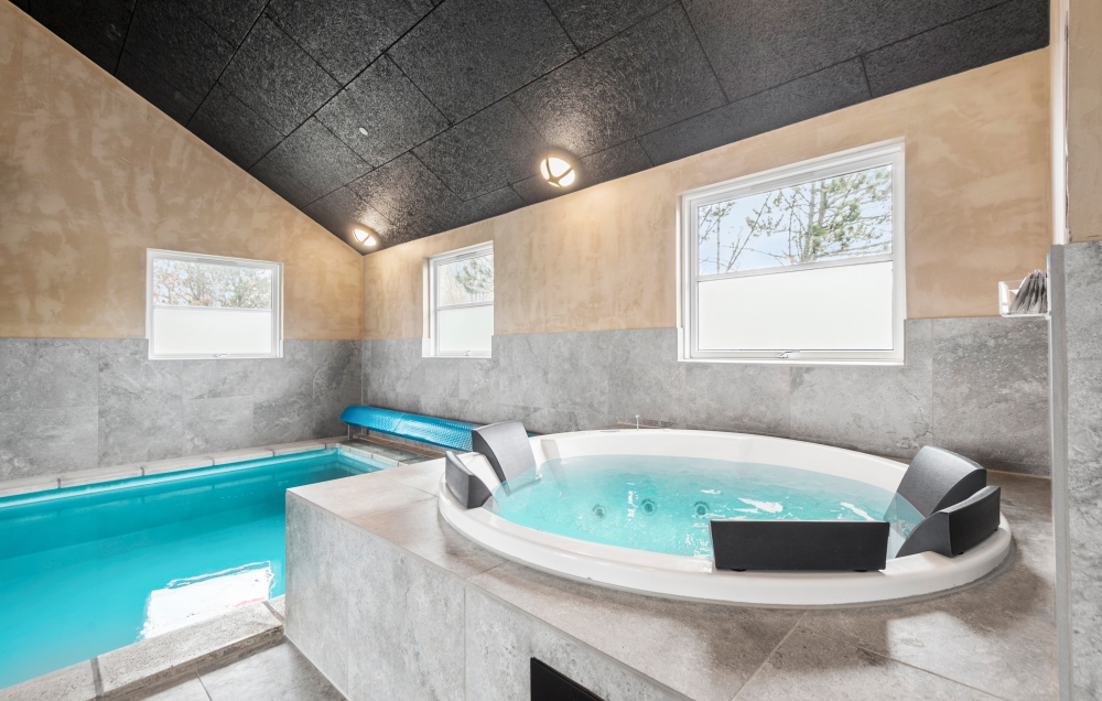 Genießen Sie den warmen Whirlpool im Luxusferienhaus Nr. 167 in Westjütland