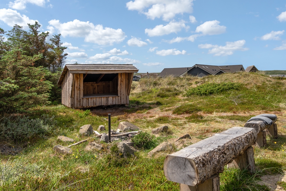 Zu dem attraktiven Ferienhaus Nr. 176 in Westjütland gehört auch ein tolles Angebot im Außenbereich, z. B. Spieleturm und Schaukeln
