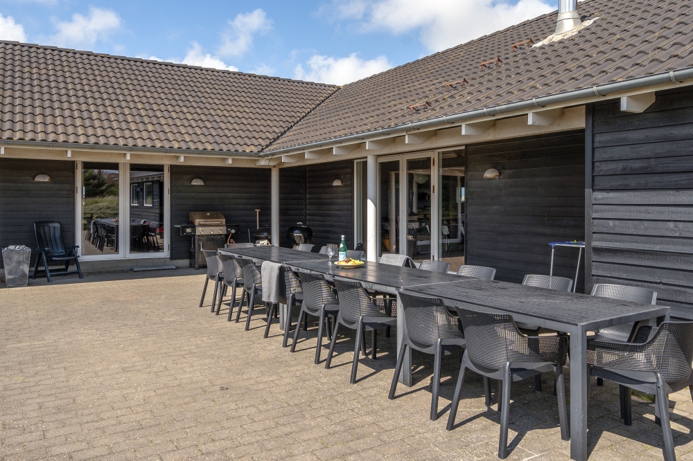 Auf der Terrasse des Ferienhauses Nr. 176 ist Platz für 24 Personen.