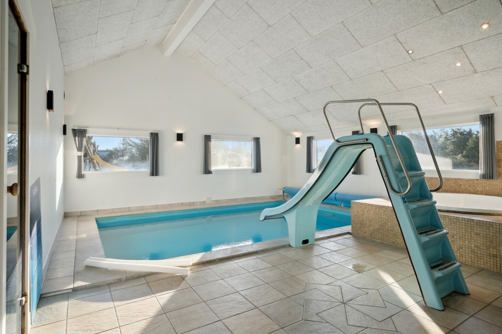 Das Ferienhaus 176 hat einen schicken Poolbereich mit Wasserrutsche, einem geräumigen, eingelassenen Whirlpool und einer Sauna.